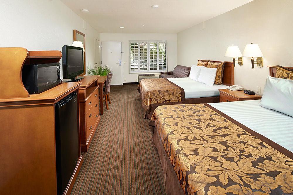 Anaheim Desert Inn & Suites Exteriér fotografie