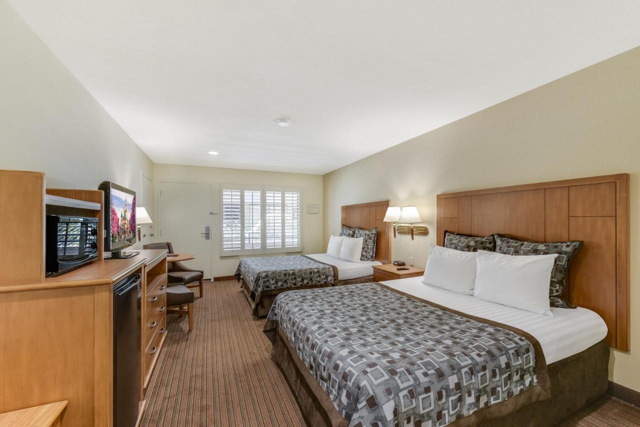 Anaheim Desert Inn & Suites Exteriér fotografie